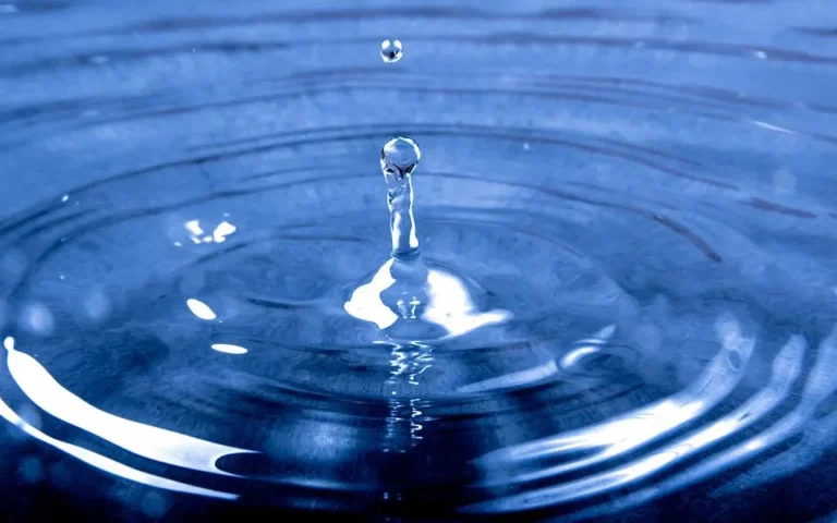 Gota de agua cayendo sobre una superficie