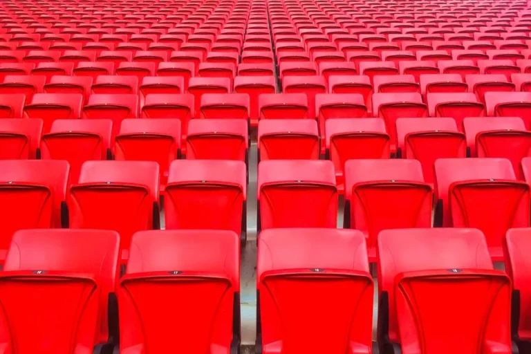 Gradas con asientos rojos en un estadio