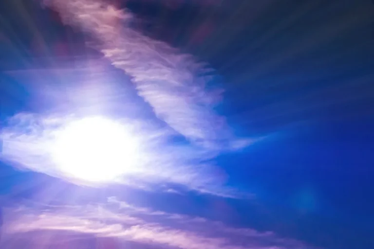 Sol intenso en el cielo