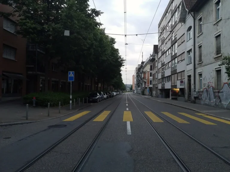 Calle de Zúrich con vías de tranvía