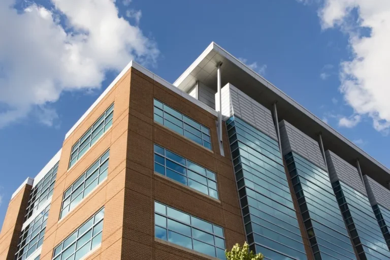 Fachada de un edificio de oficinas de ladrillo y cristal