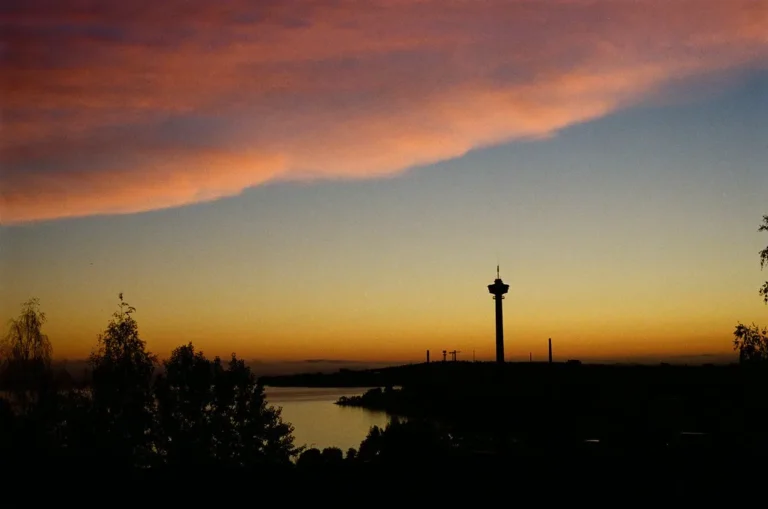 Silueta de Tampere y la torre Näsinneula al atardecer