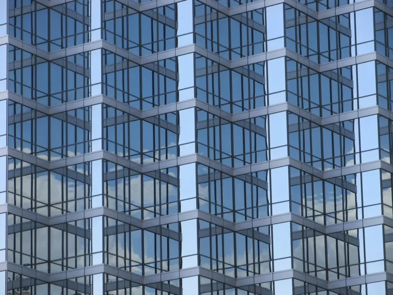 Fachada acristalada de un edificio de oficinas moderno