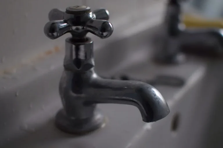 Grifo metálico de un lavabo