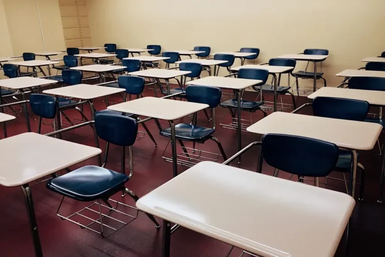 Aula vacía con pupitres y sillas