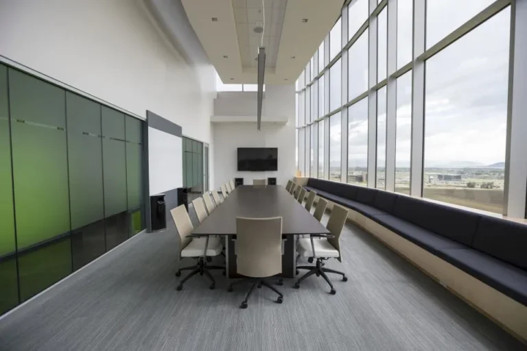 Sala de reuniones vacía y ordenada en una oficina moderna