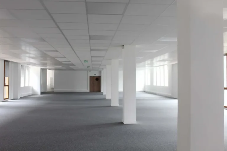 Planta de oficinas vacía y despejada