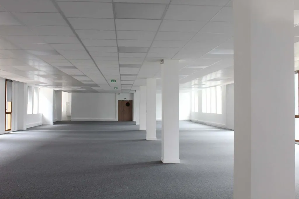 Planta de oficinas vacía y despejada