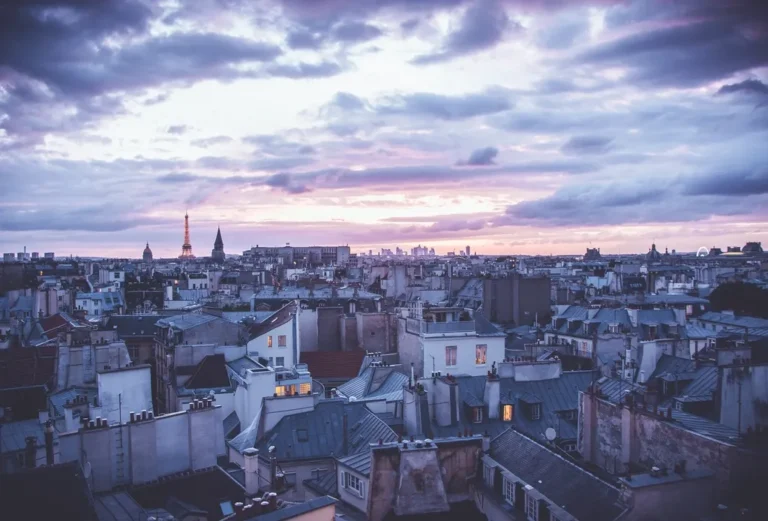 Tejados de París al atardecer, con la torre Eiffel al fondo