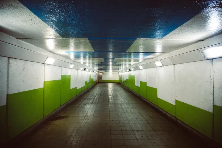 Pasillo vacío con suelo de baldosas en una estación de metro