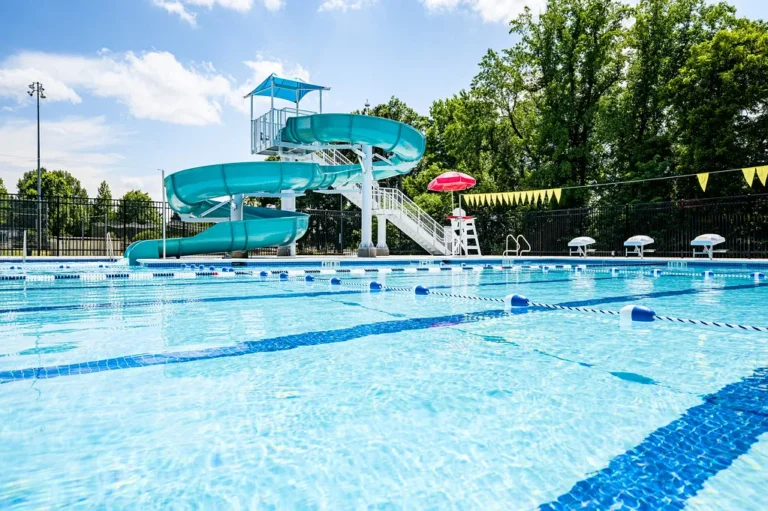 Piscina pública al aire libre con calles y toboganes