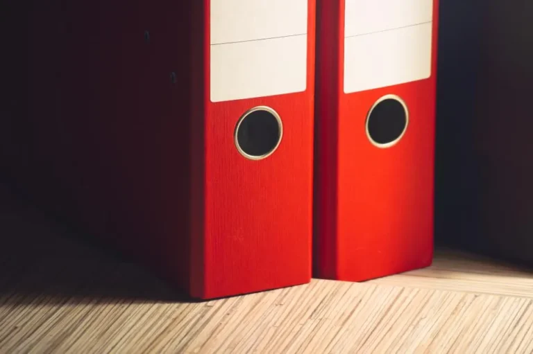 Dos archivadores rojos en una oficina