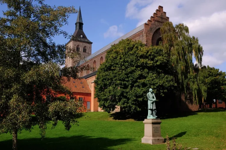 Catedral de San Canuto de Odense, vista desde un parque