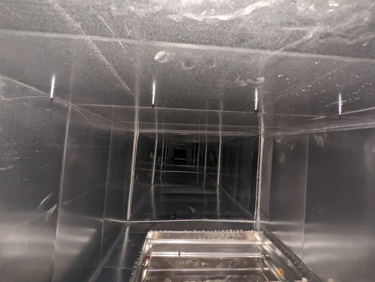 Interior de un conducto de ventilación metálico