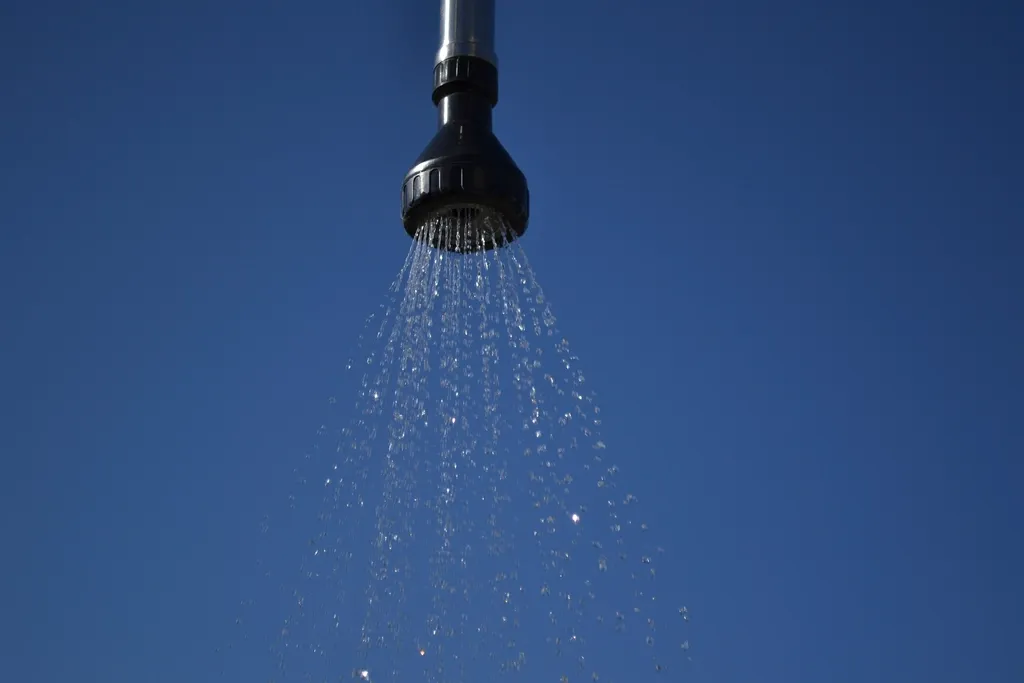 Alcachofa de ducha con el agua saliendo